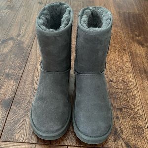 Women’s gray classic Ugg short boot size 7